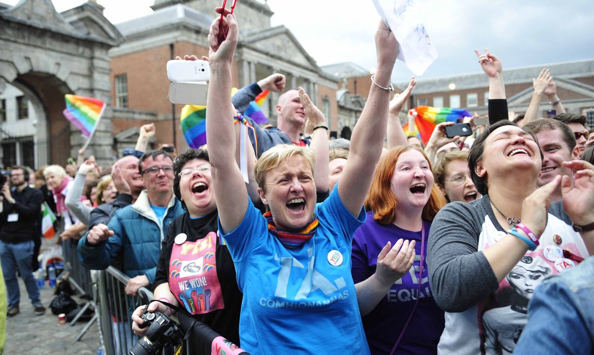 Irlandeses comemoram nas ruas a aprovação do casamento gay