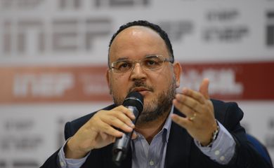 O ministro da Educação, Henrique Paim fala sobre o Enem 2014 (Elza Fiuza/Agência Brasil)