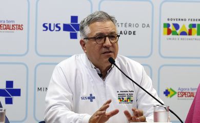 Brasília (DF), 24/06/2025 - O ministro da Saúde, Alexandre Padilha, durante entrevista coletiva para falar sobre a troca de dívidas tributárias de hospitais privados e filantrópicos com a União por prestação de atendimento especializado para os pacientes do SUS. A medida faz parte do programa Agora Tem Especialistas – lançado recentemente pelo Ministério da Saúde – e busca ampliar a capacidade de atendimento, a fim de reduzir a fila de espera por consultas, exames e cirurgias no SUS. Foto: Antonio Cruz/Agência Brasil