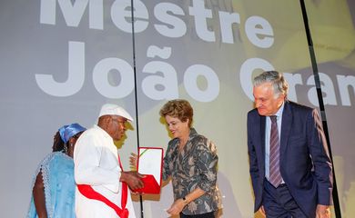 Brasília - Presidenta Dilma Rousseff e o ministro da Cultura, Juca Ferreira, entregam a Ordem do Mérito Cultural 2015 ao mestre João Grande, em cerimônia no Palácio do Planalto (Roberto Stuckert Filho/PR)