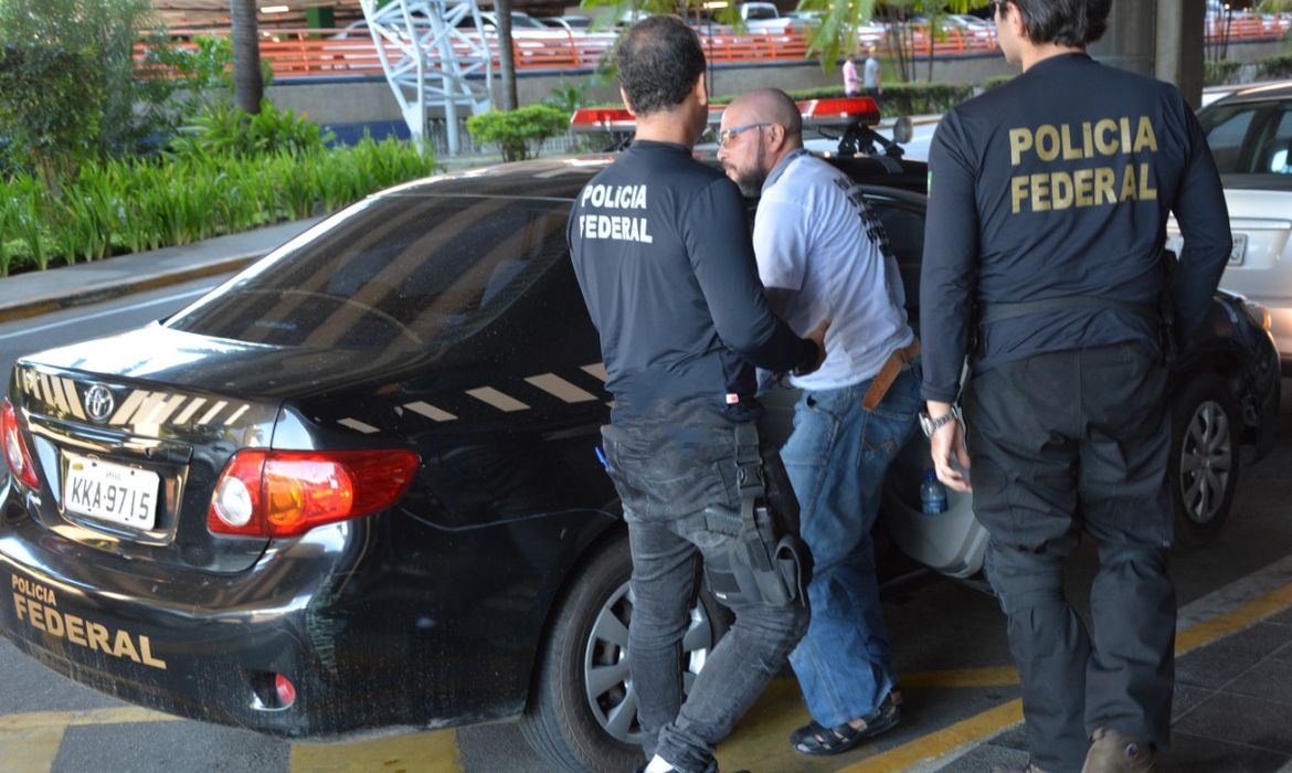 Português procurado pela Interpol é extraditado para a Inglaterra