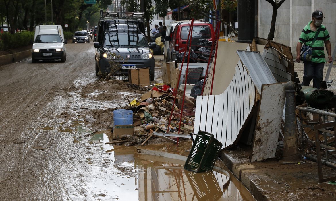 Destruição nas lojas da Rua do Imperador, causada pela lama de deslizamentos de terra durante chuvas em Petrópolis.