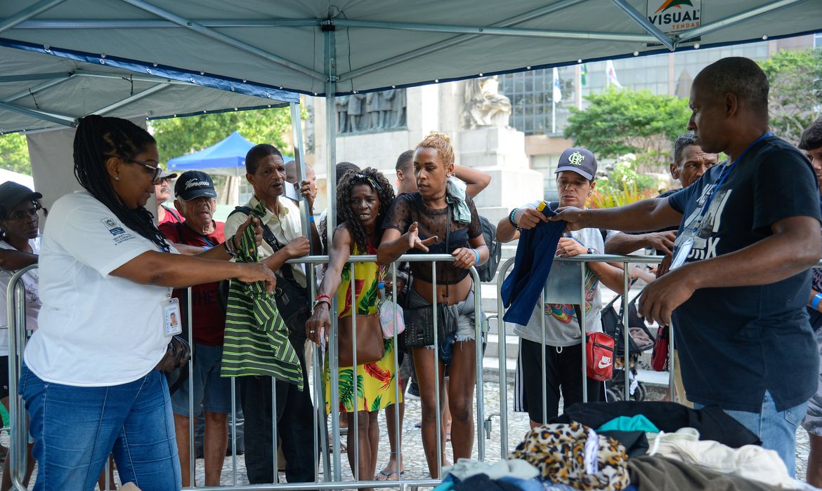 Rio de Janeiro (RJ), 09/05/2023 – Doação de roupas durante mutirão de registro civil promovido pelo Tribunal de Justiça direcionado à população de rua, no centro do Rio de Janeiro. Foto: Tomaz Silva/Agência Brasil