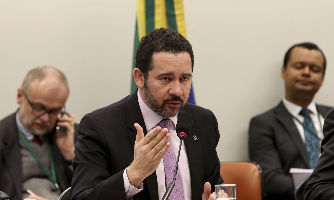 Brasília - O ministro do Planejamento, Dyogo de Oliveira, participa de audiência pública na Comissão Mista de Orçamento para falar sobre o projeto da Lei de Diretrizes Orçamentárias de 2018 (Wilson Dias/Agência Brasil)