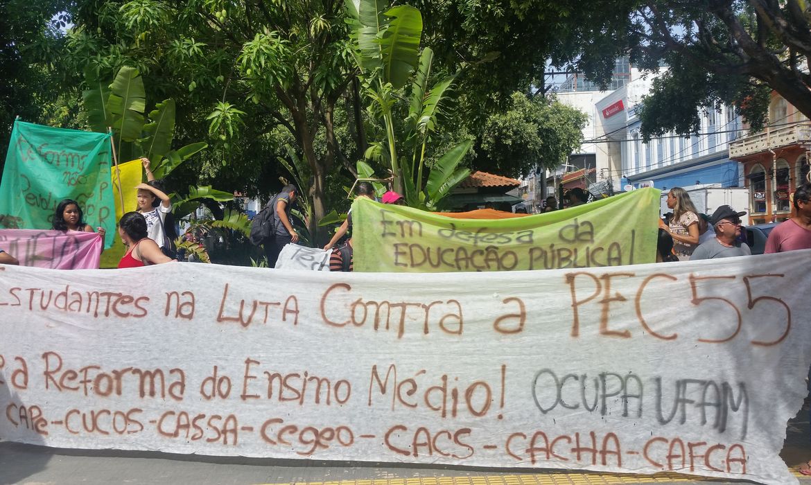 Protesto contra a PEC 55 reúne movimentos sociais, sindicatos e estudantes em Manaus 