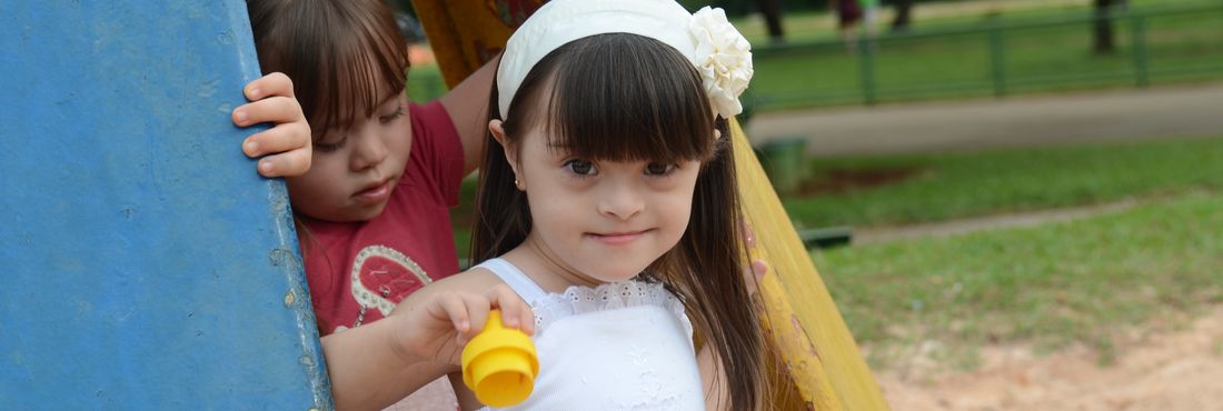Yasmin Alves e Manuella Silva Yasmin Alves e Manuella Silva brincam no parque