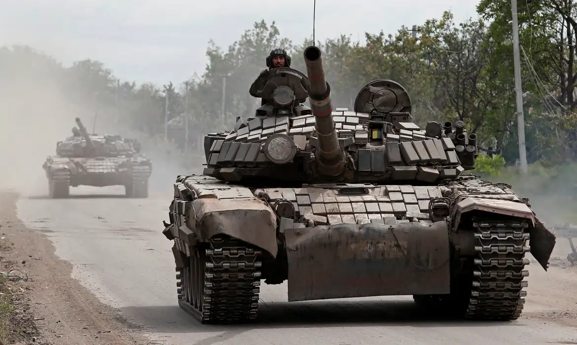 Tanques de tropas pró-Rússia atravessam rua na cidade de Popasna, na região de Luhansk, na Ucrânia