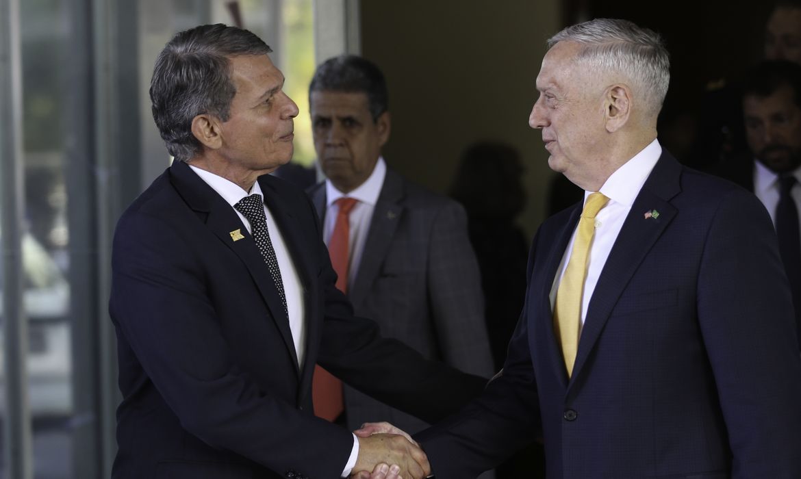O ministro da Defesa, Joaquim Silva e Luna, e o secretário de Defesa dos Estados Unidos, James Mattis, após reunião no ministério.