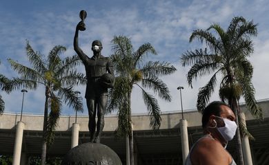 Estátua de Bellini, capitão da seleção brasileira, no estádio do Maracanã, durante a Copa do Mundo de 1958,  usa uma máscara protetora no primeiro dia de uso obrigatório de máscaras no Rio de Janeiro, em meio à doença por coronavírus