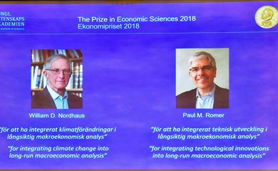 STO01. ESTOCOLMO (SUECIA), 08/10/2018.Panel con los ganadores del Nobel de Economía, los estadounidenses William Nordhaus y Paul Romer galardonados por sus aportaciones en torno al crecimiento sostenible y el clima, hoy 8 de octubre de 2018. .