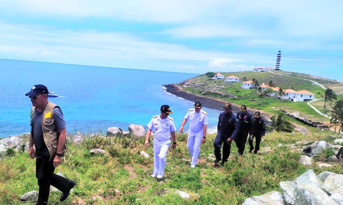 O Ministro da Defesa, Fernando Azevedo, fez um sobrevoo pela região do arquipélago baiano de Abrolhos (BA) na manhã deste domingo (3) e acompanhou as operações de monitoramento e limpeza de áreas atingidas pelas manchas de óleo.
