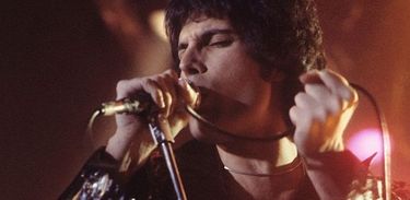 Freddie Mercury em show em New Haven, Estados Unidos
