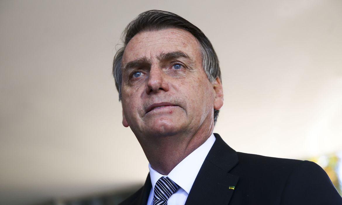 O presidente Jair Bolsonaro chega ao Ministério da Defesa para encontro com o ministro Fernando Azevedo. 