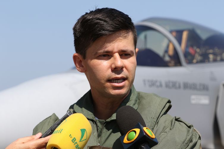 O piloto de ensaio, Abdon Rezende de Vasconcelos concede entrevista durante cerimônia militar alusiva ao Dia da Aviação de Caça com a incorporação das aeronaves F-39 Gripen à Força Aérea Brasileira (FAB), na Base Aérea de Santa Cruz, zona oeste da cidade.