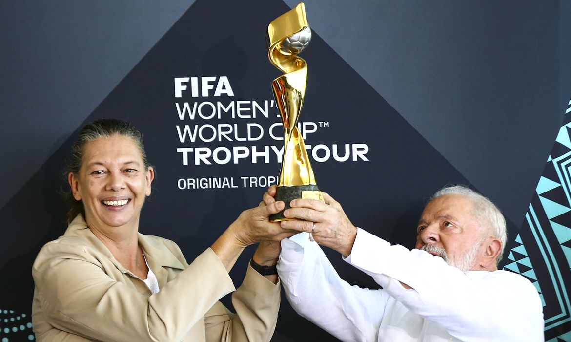 Brasília (DF), 30/03/2023 - A ministra do Esporte, Ana Moser, e o presidente Luiz Inácio Lula da Silva durante apresentação da Taça da Copa do Mundo de Futebol Feminino de 2023.