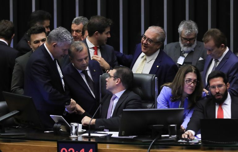 Brasília (DF), 11/06/2025  - Sessão da Câmara dos Deputados  que votou o PL- 4149/04, que aumenta a pena de reclusão pela posse ou porte de arma de fogo de uso proibido (como fuzis)  Foto: Lula Marques/Agência Brasil