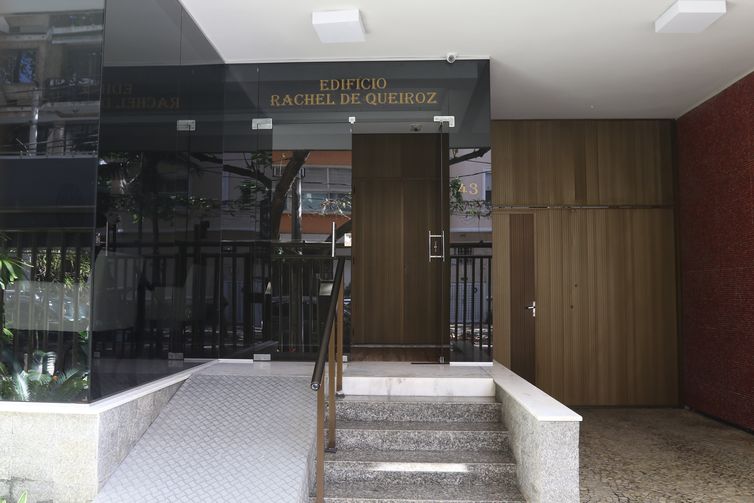 Tânia Rêgo/Agência Brasil Edifício onde morou a imortal da Academia Brasileira de Letras(ABL), Raquel de Queiroz, no Leblon, zona sul da cidade. O projeto Circuito da Literatura sinalizará o endereço com as tradicionais plaquinhas azuis do Patrimônio Cultural.