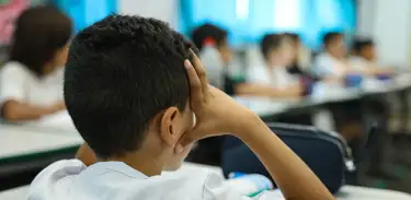 Alunos em sala de aula no Centro Integrado de Educação Pública (CIEP) 001, no Catete, na zona sul da capital fluminense.