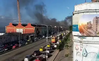 Brasília (DF), 21/10/2025 - Incêndio em galpão de escola de samba em Belford Roxo. Frame: Centro de Operações do Rio/Reprodução