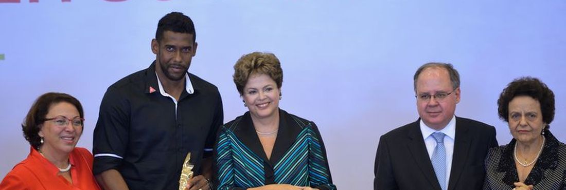 Presidenta Dilma Rousseff participa da entrega do Prêmio Direitos Humanos 2014. Entre os homenageados está o goleiro Mário Lúcio Duarte Costa, o Aranha