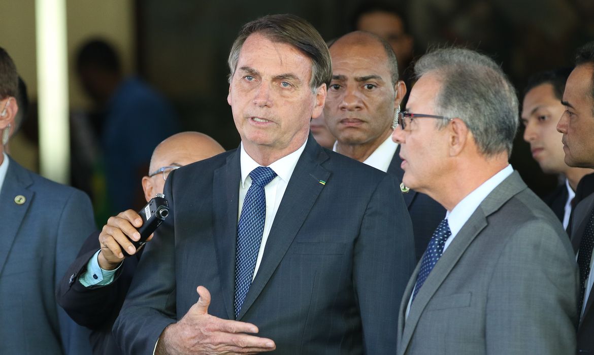 O preisidente Jair Bolsonaro, e o ministro de Minas e Energia, Bento Albuquerque, falam à imprensa após reunião no ministerio de Minas e Energia