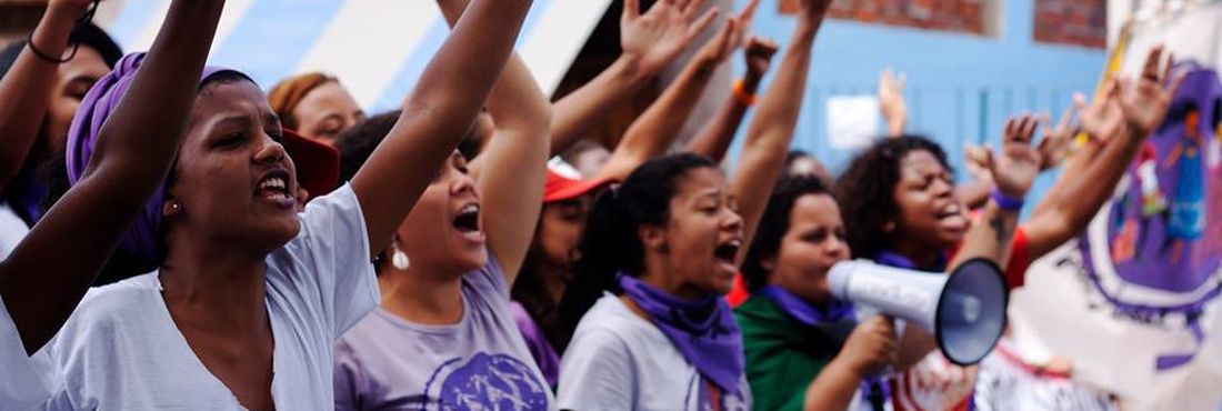 Caso New Hit: grupo da Marcha Mundial das Mulheres fazem protesto pela condenação dos acusados Do lado fora de fora do Fórum de Ruy Barbosa, um grupo da Marcha Mundial das Mulheres fazem protesto pela condenação dos acusados no caso New Hit
