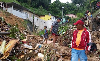 Recife - Deslizamentos causados pela chuva na região metropolitana do Recife deixam duas mulheres e uma criança da mesma família soterradas no bairro de Águas Compridas, em Olinda  (Sumaia Villela/Agência Brasil)