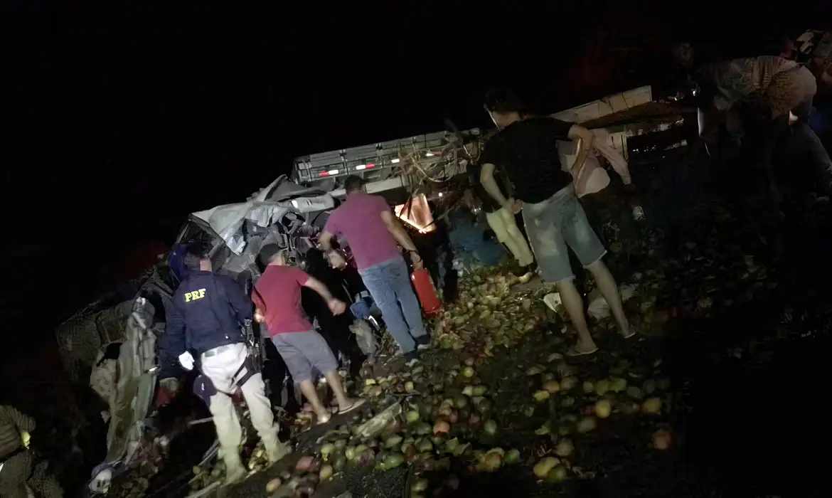 Acidente entre ônibus e caminhão deixou 25 pessoas mortas e cinco feridas, na noite desse domingo (7) na BR-324, em São José do Jacuípe, no norte da Bahia. Foto: Brigada Anjos Jacuipenses