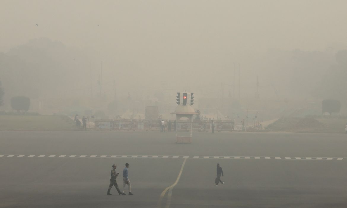 Neblina e fumaça tóxica tomam o céu da capital da Índia, Nova Delhi