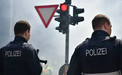 Saarbrücken. Am Pfingstwochenende fand in Saarbrücken wieder der Christopher Street Day CSD statt und die große Parade am Sonntag 8.6.2025 findet jährlich mehr Fans und Zuschauer, die aktiv mitgehen oder vom Straßenrand aus das Spektakel verfolgen. 40.000 Menschen sollen es erneut gewesen sein. Neben der großen Parade gab es in der Mainzer Straße ein buntes Straßenfest. Der CSD, der generationenübergreifend ältere und jüngere Teilnehmer zusammenbringt, gilt als Demonstration für Vielfalt und Rechte queerer Menschen. Der Schwulen- und Lesbenverband Saar LSVD ist federführender Organisator des Event. Hier stehen Polizeibeamte an einer roten Ampel. *** Saarbrücken The Christopher Street Day CSD took place again in Saarbrücken over the bubNo Use Switzerland. No Use Germany. No Use Japan. No Use Austria