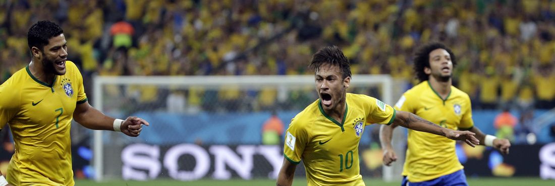 Neymar celebra seu primeiro gol na Copa do Mundo 2014