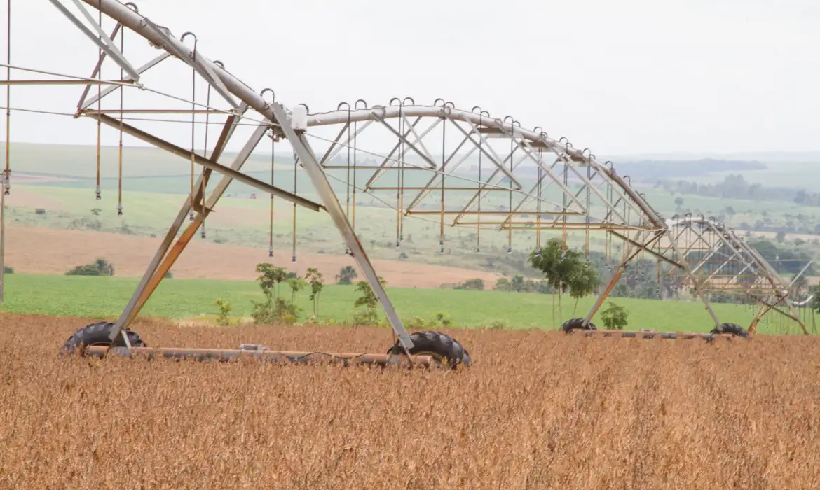 Em guerra, Rússia promete manter comércio de fertilizantes com Brasil