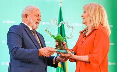 Lula recebe homenagem da prefeita de Montevidéu, Carolina Cosse