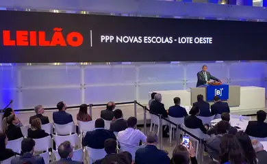 São Paulo (SP), 29/10/2023 - Governador de São Paulo Tarcísio de Freitas participa do Leilão da Parceria Público-Privada (PPP) de Novas Escolas – Lote Oeste, na sede da B3 – a bolsa de valores do Brasil.
 São 33 novas escolas estaduais, em parceira PPPs, edital prevê privatização de serviços não-pedagógicos de 33 novas escolas de ensino de nível médio e fundamental II. Foto: Paulo Pinto/Agencia Brasil