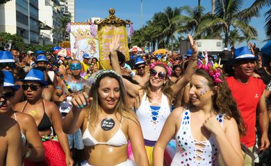 Rio de Janeiro - O tradicional bloco Simpatia É Quase Amor arrastou uma multidão pela praia de Ipanema (Vladimir Platonow/Agência Brasil)