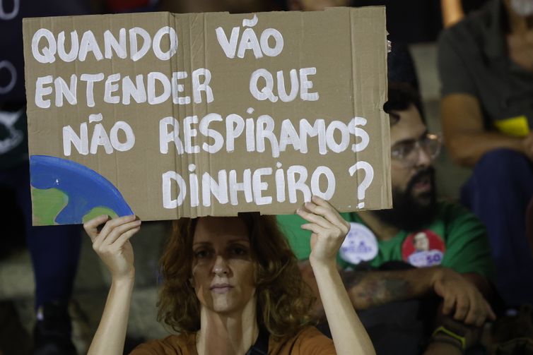Fernando Frazão/Agência Brasil Rio de Janeiro (RJ) 20/09/2024 – A manifestação Marcha pelo Clima reúne ativistas e ambientalistas no centro da cidade, é parte do Ato Global pelo Clima, que se realiza em diversas cidades do mundo e alerta para a crise climática e o aumento dos eventos climáticos extremos. Foto: Fernando Frazão/Agência Brasil