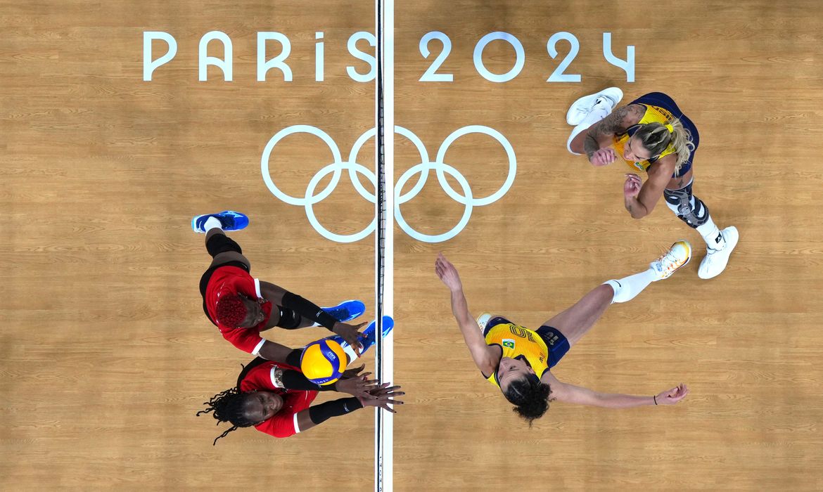 Paris 2024 Olympics - Volleyball - Women's Preliminary Round - Pool B - Brazil vs Kenya - South Paris Arena 1, Paris, France - July 29, 2024.
 Trizah Atuka of Kenya, Thaisa Daher de Menezes of Brazil, Gabriela Braga Guimaraes of Brazil and Emmanculate Nekesa Misoki of Kenya in action. REUTERS/Siphiwe Sibeko