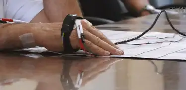 Pesquisadores da UFRJ desenvolvem tecnologia para reduzir tremores do Parkinson