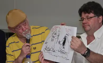 O catunista Jaguar, e o humorista Marcelo Madureira, participam de ato em repúdio ao atentado contra o jornal de humor francês Charlie Hebdo (Fernando Frazão/Agência Brasil)