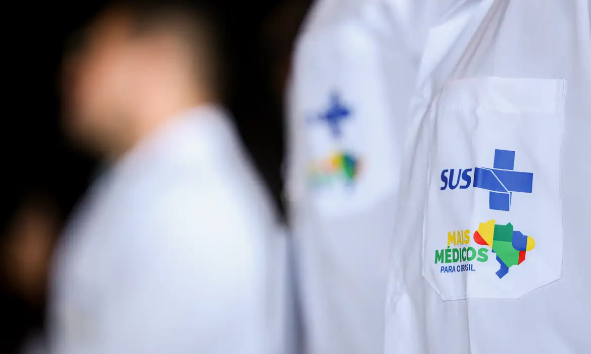 Brasília (DF), 17/03/2025 - Detalhe do uniforma de um médico durante anúncio do ministro da Saúde Alexandre Padilha sobre a expansão do programa mais médicos com a oferta de novas vagas no primeiro edital de 2025.
Foto: Marcelo Camargo/Agência Brasil