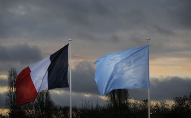 Bandeiras da França e da Organização das Nações Unidas 