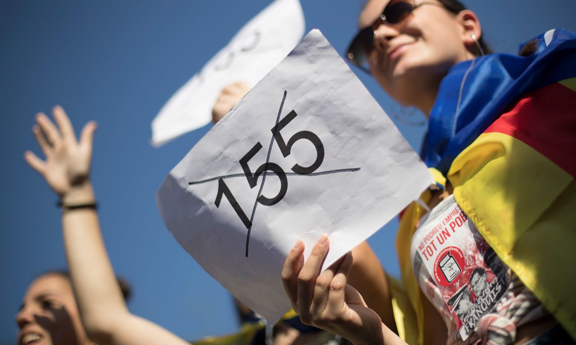 Estudantes catalães protestam contra aplicação do Artigo 155 da Constituição espanhola que autoriza o governo espanhol a retirar a autonomia da Catalunha