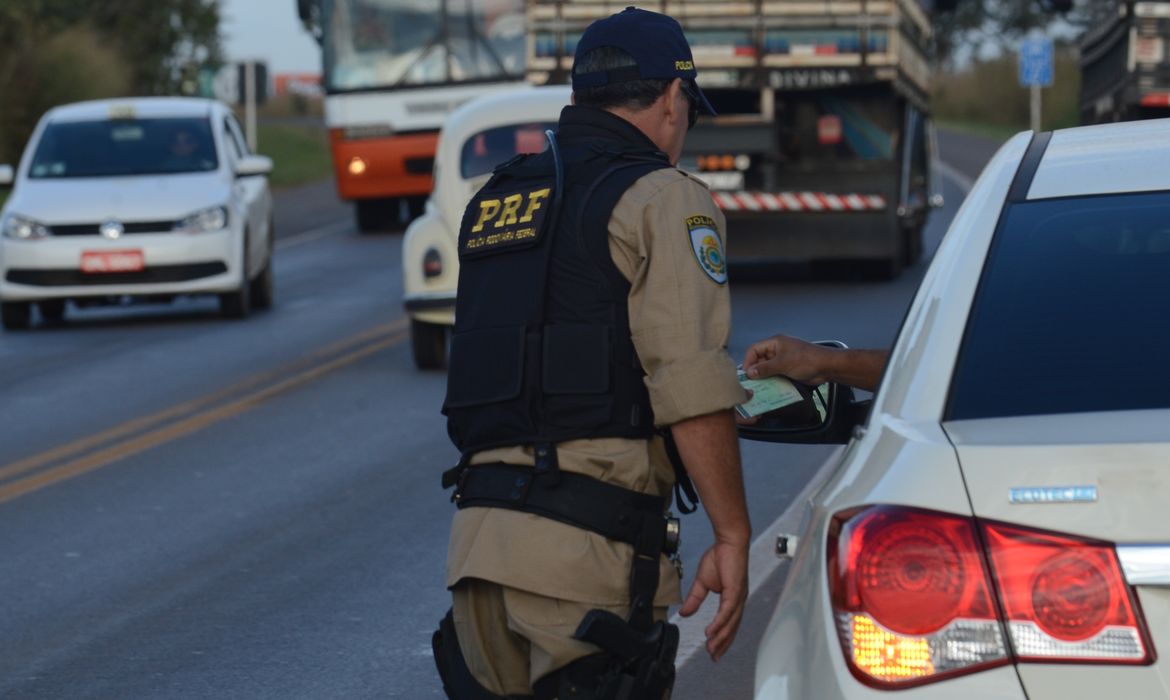 PRF intensifica fiscalização de condutas imprudentes no quilometro trinta e cinco da BR-040 (Marcello Casal Jr/Agência Brasil)