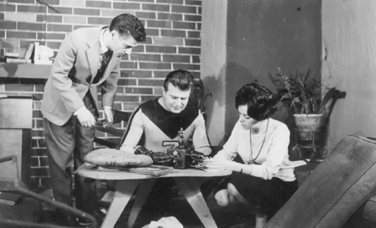AMM.CCSP Seriado Capitão 7 - TV Record-1956. Na foto Ayres Campos e Idalina de Oliveira (sentados).