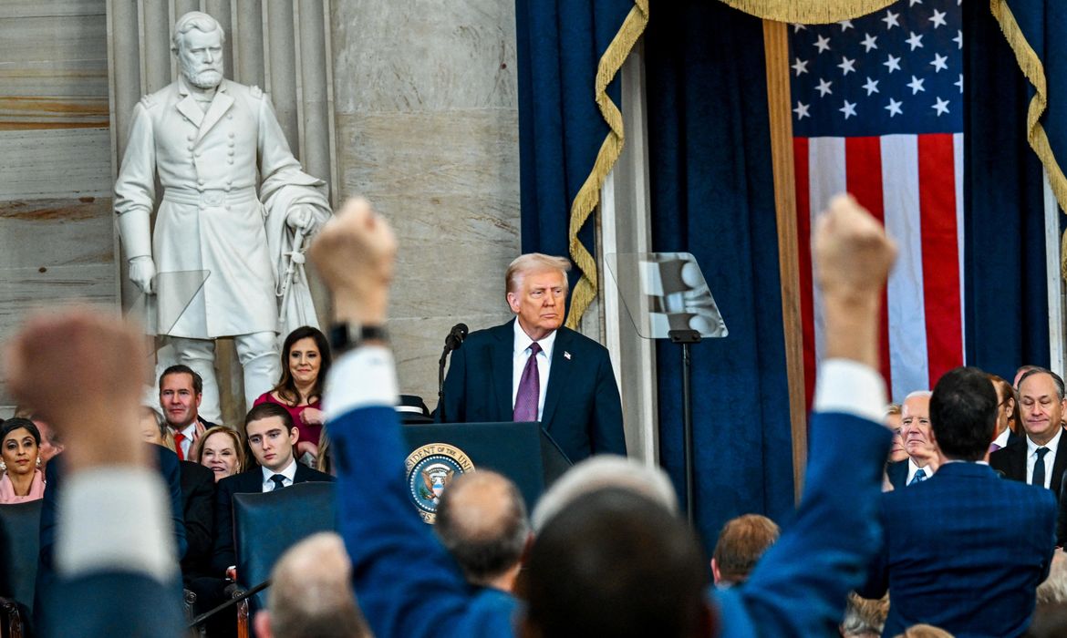 U.S. President Donald Trump speaks after being sworn in during the inauguration of Donald Trump as the 47th president of the United States takes place inside the Capitol Rotunda of the U.S. Capitol building in Washington, D.C., Monday, January 20, 2025. It is the 60th U.S. presidential inauguration and the second non-consecutive inauguration of Trump as U.S. president. Kenny Holston/Pool via REUTERS/Proibida reprodução