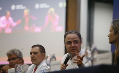 São Paulo (SP), 12/12/2024 - Entrevista coletiva da equipe médica que está cuidando do presidente Lula no hospital. Sírio Libanês. Esq/Dir  DR. José Guilherme Caldas, Dr Rogério Tuma, Dr. Roberto Kalil, Dra Ana Helena Germoglio e Dr. Marcos Stavale. Foto: Paulo Pinto/Agência Brasil