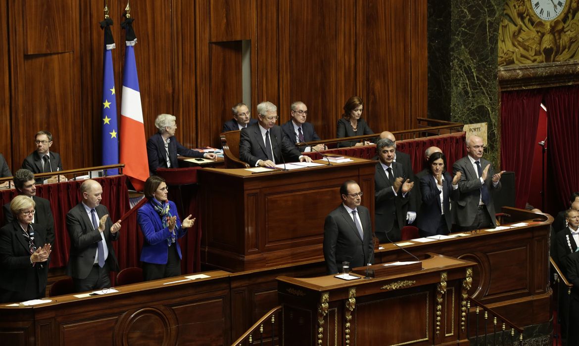 O presidente da França, François Hollande, anuncia ações contra o terrorismo em discurso no Congresso (Agência Lusa/Direitos Reservados) 