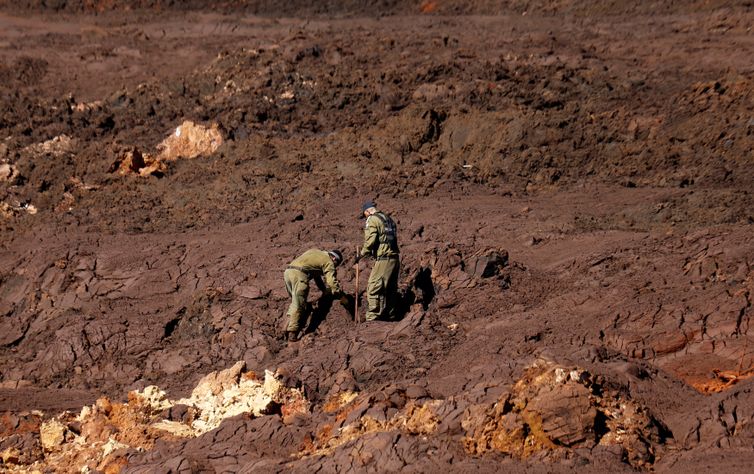 Militares israelenses durante buscas por vítimas em Brumadinho, onde uma barragem da mineradora Vale se rompeu.