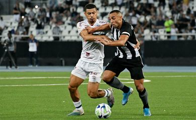 Libertadores: Paulinho decide e Atlético-MG vence para continuar vivo