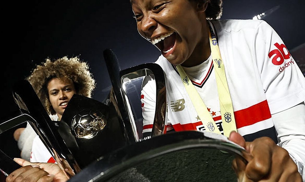Volante Robinha comemora título da Supercopa Feminina 2025 - em 15/03